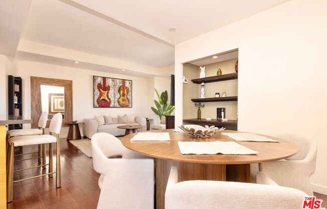 1 bed, 2 baths, 966 sqft, $5,700, Unit 901