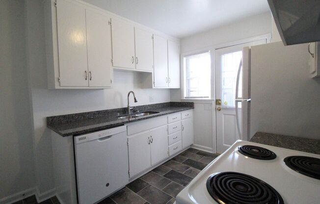 2 beds, 2 baths, $1,400, Unit 7612 TERRACE