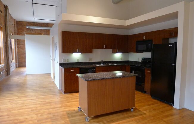 2 beds, 1 bath, 212 sqft, $1,815, Unit 212