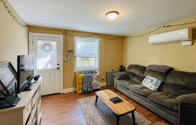 2 beds, 1 bath, $1,480, Unit Unit C