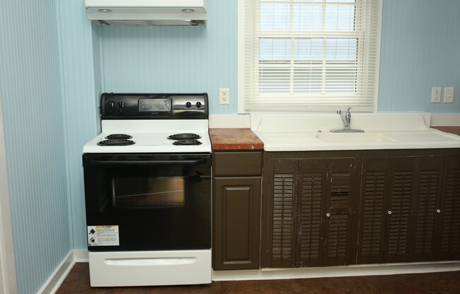346 10-1/2 St NW Adorable 1 Bedroom House Available!