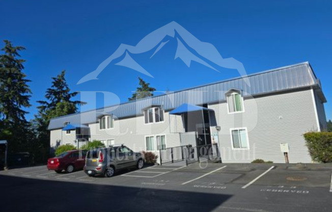 Lower Unit in Prime Bremerton Location with Parking