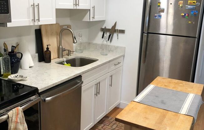 2 beds, 1 bath, $3,000, Unit 5