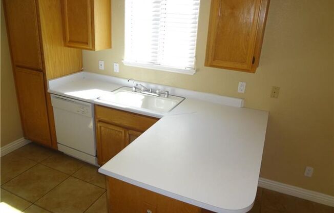 BEAUTIFUL 1,261 SQ FT, 2 STORY, 3BD, 2.5 BTH, 2 CAR GARAGE, LOCATED NEAR PARK, SHOPPING AND SCHOOLS.