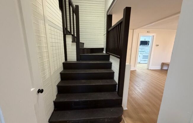 4 beds, 1 bath, 1,300 sqft, $3,500, Unit 473 Amity Rd