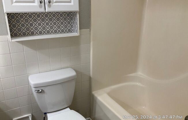 2 beds, 1 bath, $1,095, Unit 01727-05