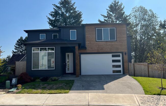 *Contemporary Home, Stylish Luxury, Central Air, Pet Friendly, Fenced Yard