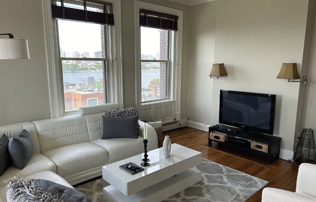 1 bed, 1 bath, 675 sqft, $3,950, Unit 82