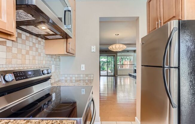 Gorgeous Wonderland Hills Townhome. Private Back Deck Accesses Open Space