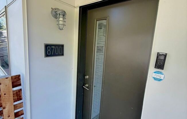 Contemporary 3BR Seattle Townhome – Comfort Meets Functional
