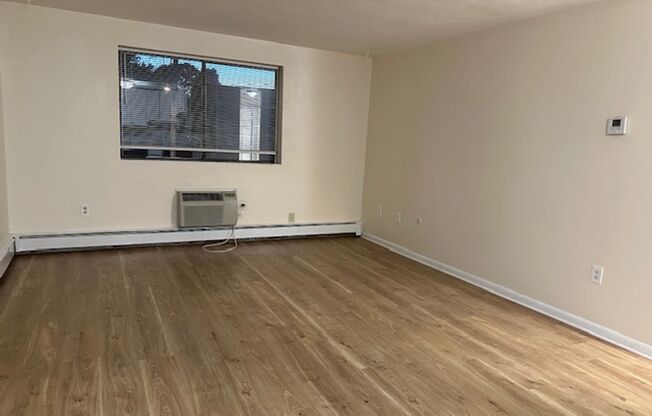 2 beds, 1 bath, $2,450, Unit 11