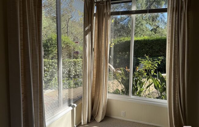 2731 N BEVERLY GLN BLVD