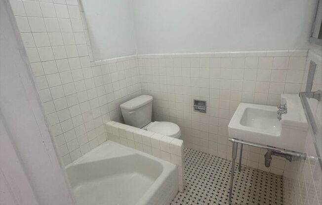 Studio, 1 bath, 294 sqft, $1,420, Unit New King Edward  9A4