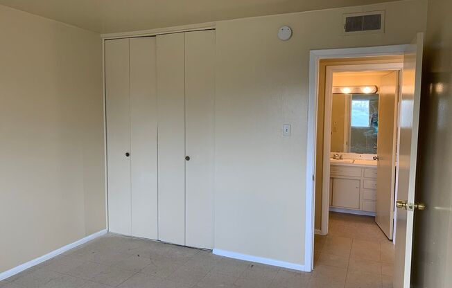 COZY DUPLEX, NEAR SHOPPING & 281!