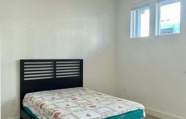 Room For Rent In Excellent Condo