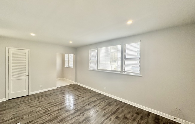 425 N OAKHURST DR