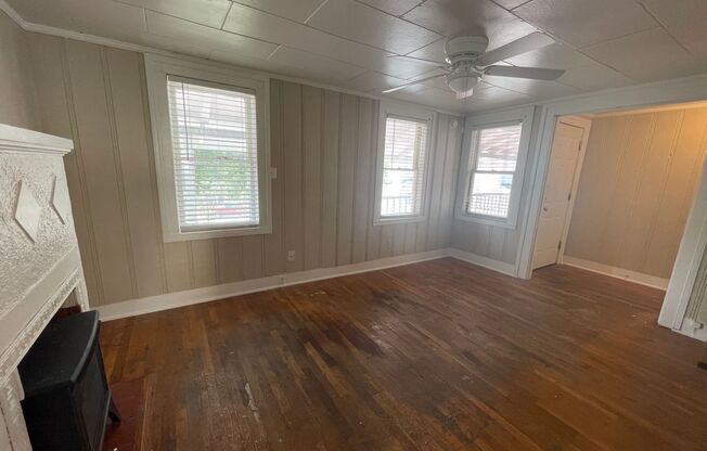 Simply the BEST! Adorable 1 Bedroom/1 Bath Located off Historic Camp Bowie! ((Covered Deck)) Minutes to Downtown Ft Worth ~