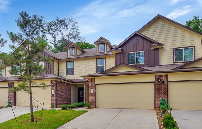 Spacious 4-bed townhome with a view of Lake Conroe!