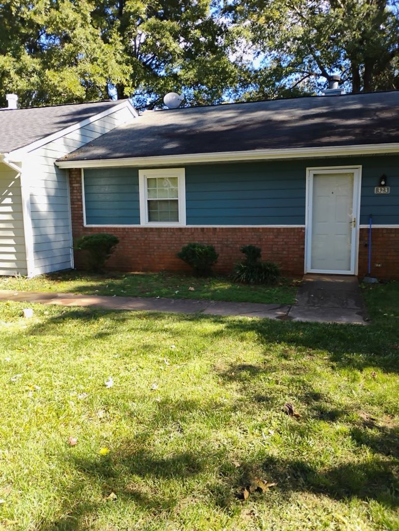 Clean 2BR/2BA Townhome in Garner Near White Oak & I-40