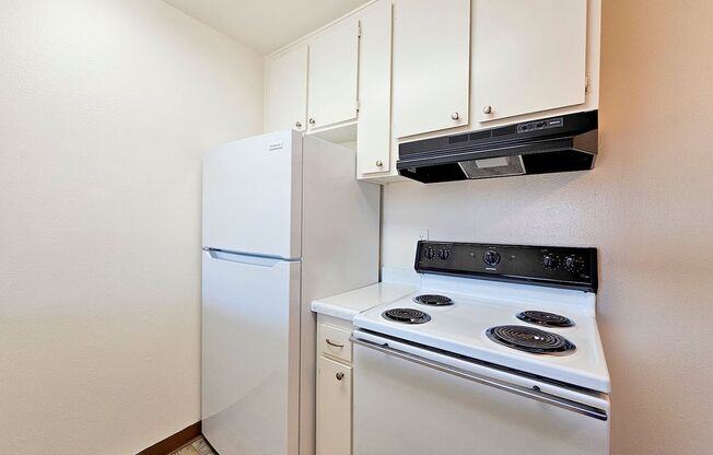 2 beds, 1 bath, 760 sqft, $2,025, Unit 24