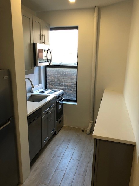 3 beds, 1 bath, 600 sqft, $3,350, Unit 26