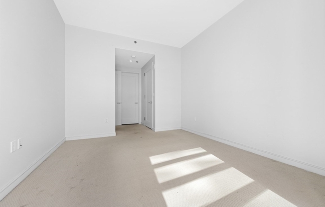 1 bed, 1.5 baths, 875 sqft, $4,800, Unit 811