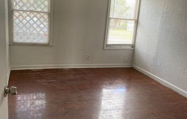 Cozy 2 bed 1 bath, hard wood floors. Charming “six points”