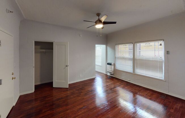 St. Andrews Manor Apartments...Charming Apartments...1920's Classic Brick..Newly Remodeled Building!