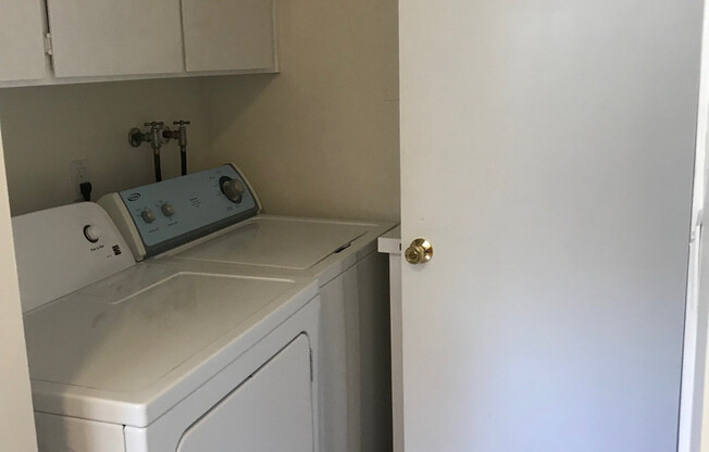 Cozy & Centrally Located 3 Bedroom Townhouse in Fremont!