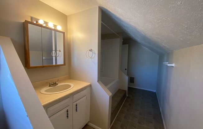 2 beds, 1 bath, $795, Unit Unit #4