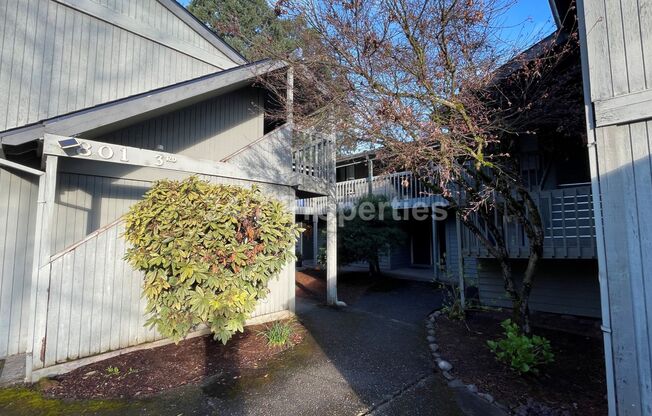 1 BD | 1 BA Courtyard Apartment near Willamette Falls!