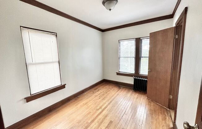 2 beds, 1 bath, $1,160, Unit 04