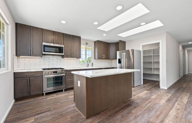 6 BED/3 BATH HOME in KULIOUOU VALLEY! Renovated with HUGE Backyard - Pet Friendly!!