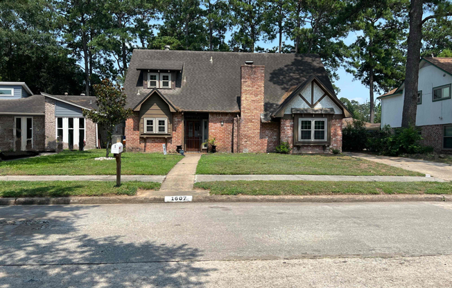 1607 N HOLW DR