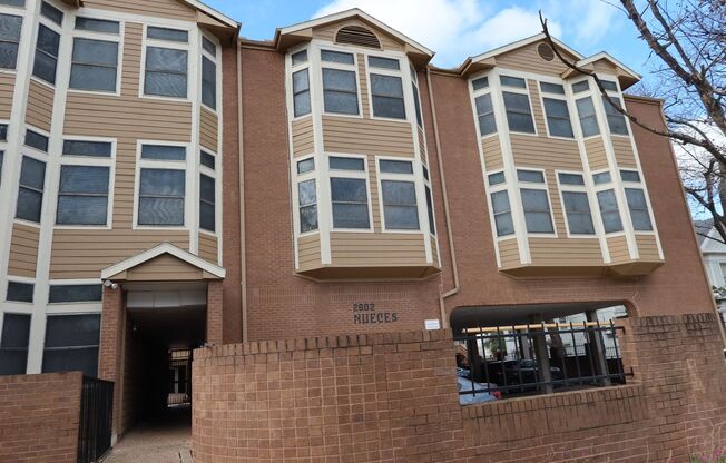 Wesdgewood West Campus - 1BD / !BA - 10 Ft Ceilings - Nodern Appliances - Gated - W/D -  $1200