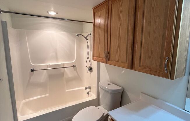 2 beds, 1.5 baths, 950 sqft, $1,395, Unit 300E