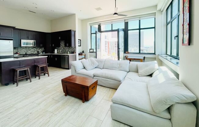 GORGEOUS VIEW!!! Must see, PREMIER PENTHOUSE in Downtown!!!! 2 Bedroom / 2 Bathroom!