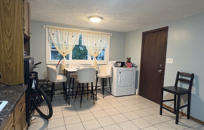 2 beds, 1 bath, 904 sqft, $2,300, Unit 2