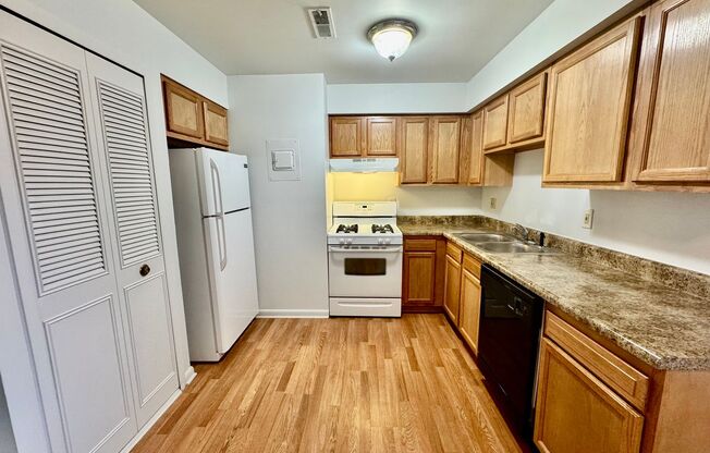 2 beds, 1 bath, 1,000 sqft, $1,295, Unit 615 Flint Rd. #5