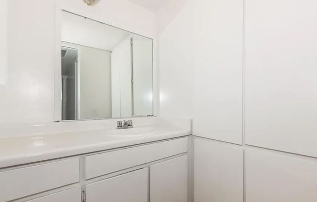 2 beds, 1 bath, 820 sqft, $1,200, Unit 2-70