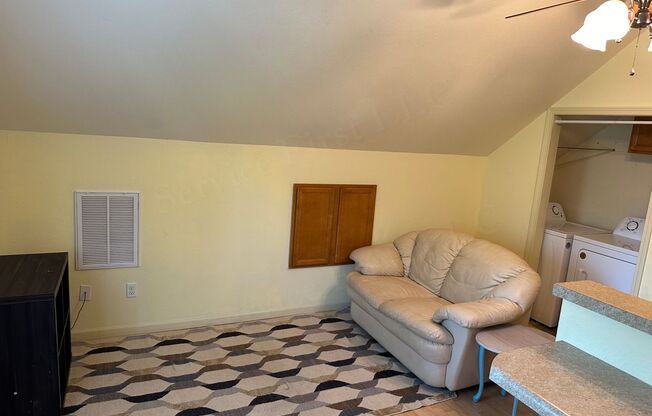 1 bed, 1 bath, $625, Unit Above Garage