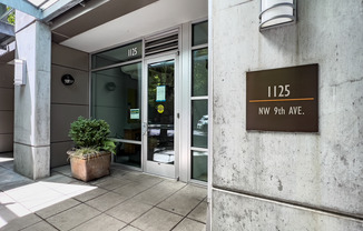 NW 1 Bed 1 Bath + a Den in the Pearl District! Includes W/D, Garage Parking and Storage!