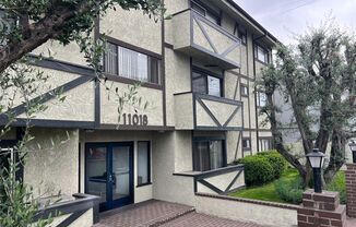 11018 Moorpark Apartments