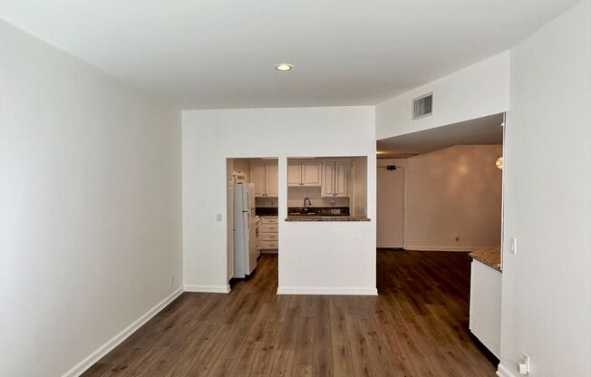 Updated 2+2 in great condo complex