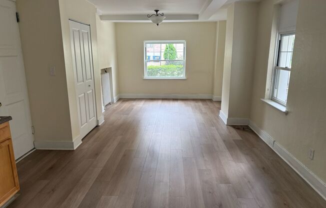 1 bed, 1 bath, 572 sqft, $1,350, Unit Old King Edward 1