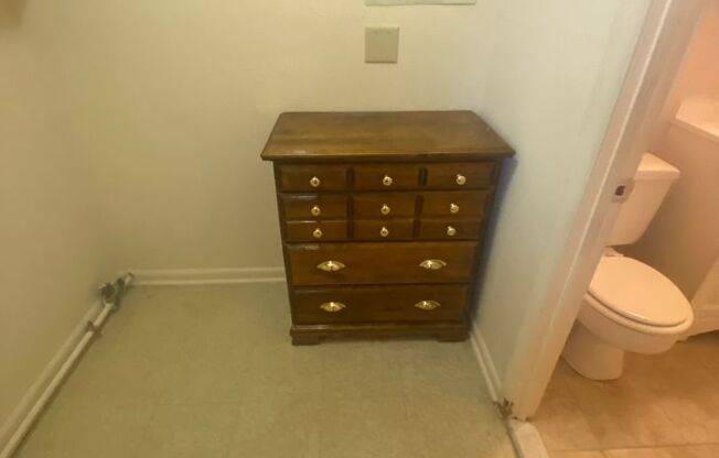 Studio, 1 bath, 323 sqft, $1,075, Unit O-105