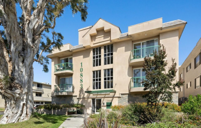 MOVE IN READY - Spacious 2-Bedroom, 2-Bathroom Unit in a Prime Location!