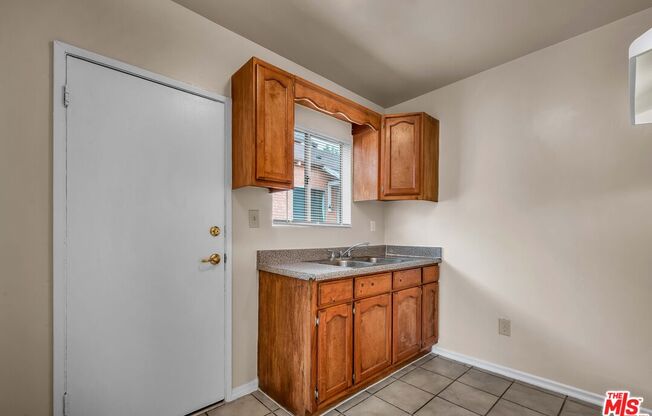 Studio, 1 bath, $1,295