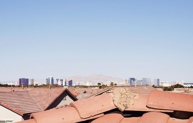 3 BEDROOM HOME WITH ROOFTOP DECK! STRIP VIEWS!