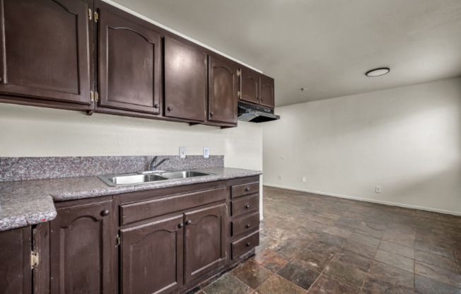 5243 N HUNTINGTON DR